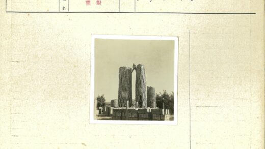 砖砌圆柱建筑人物合影.jpg