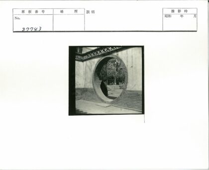 砖砌圆门花园树影长凳.jpg