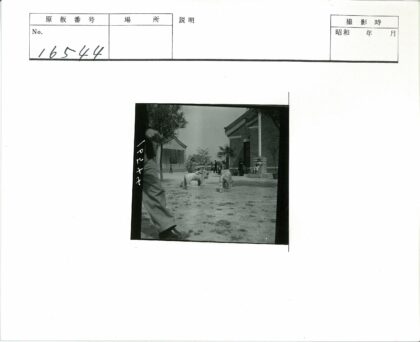 砖砌建筑与动物雕塑庭院景观.jpg