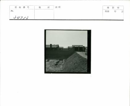砖砌建筑与土路户外景观.jpg