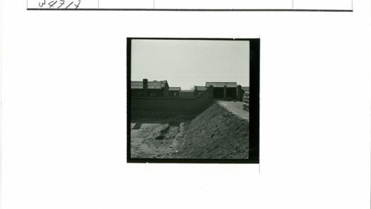 砖砌建筑与土路户外景观.jpg