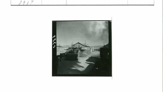 砖砌建筑与山脉施工场景.jpg