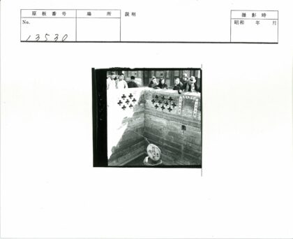 砖砌建筑与悬挂圆形物.jpg