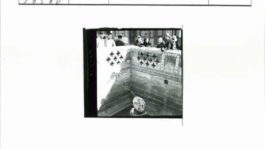 砖砌建筑与悬挂圆形物.jpg