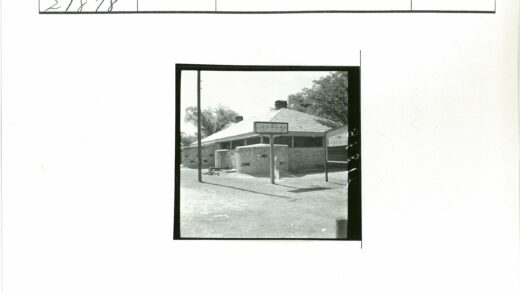 砖砌建筑与招牌街景.jpg
