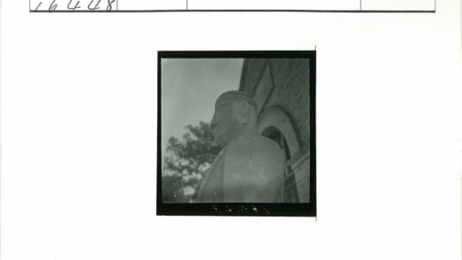 砖砌建筑与石像多云天空.jpg