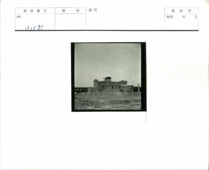 砖砌建筑与贫瘠土地人群.jpg