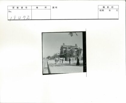 砖砌建筑与铁路风景.jpg