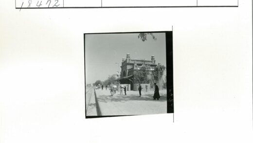 砖砌建筑与铁路风景.jpg