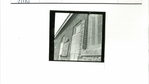 砖砌建筑与黑板教室标志.jpg