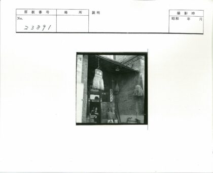 砖砌建筑入口三人稻草装饰自行车.jpg