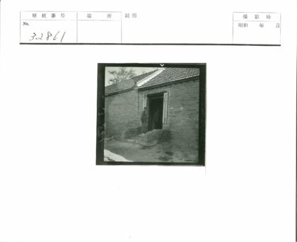 砖砌建筑入口与标志.jpg