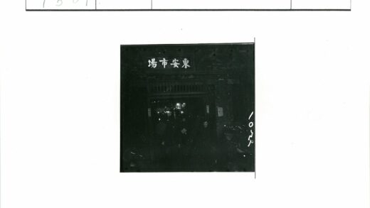 砖砌建筑入口人群合影.jpg