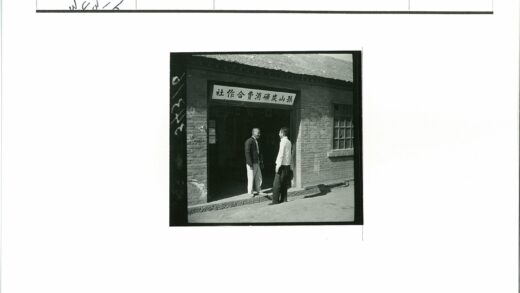 砖砌建筑前交谈的男子.jpg