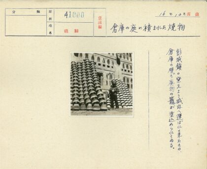 砖砌建筑前儿童与头盔.jpg