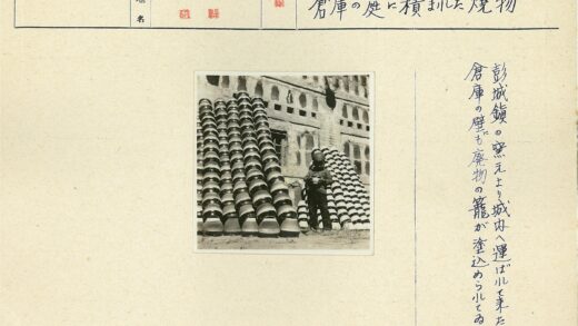 砖砌建筑前儿童与头盔.jpg