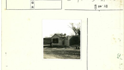 砖砌建筑前劳作冬日景.jpg