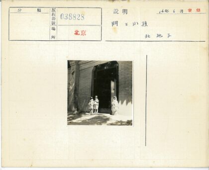 砖砌建筑前孩童与狮子雕像.jpg
