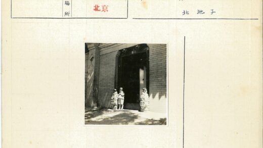 砖砌建筑前孩童与狮子雕像.jpg