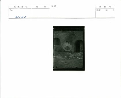 砖砌建筑前持编织篮的人.jpg