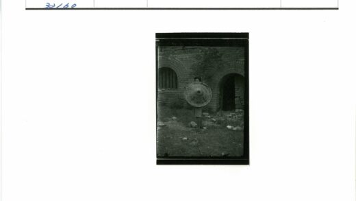 砖砌建筑前持编织篮的人.jpg