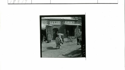 砖砌建筑前撑伞行人与马.jpg
