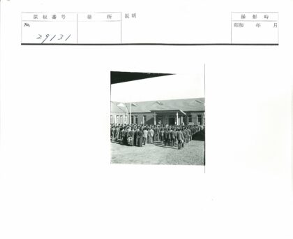 砖砌建筑前正式着装人群集会.jpg