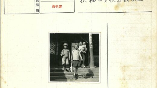 砖砌建筑前母子与孩童合影.jpg