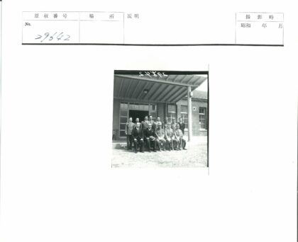 砖砌建筑前男子合影.jpg