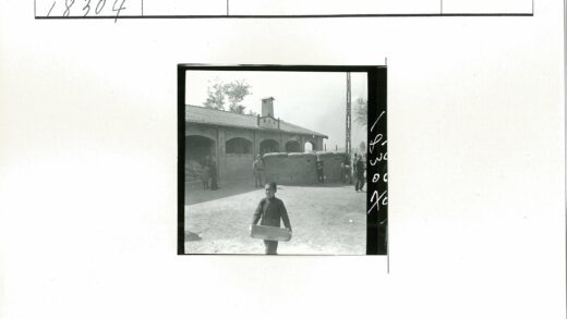 砖砌建筑前男孩与士兵守卫.jpg