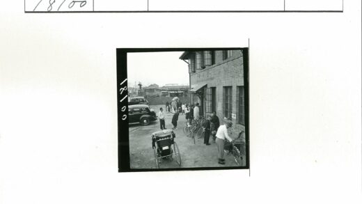 砖砌建筑前的人群与车辆.jpg