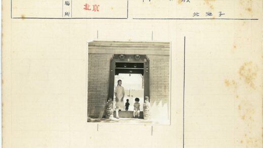 砖砌建筑前的孩子们.jpg