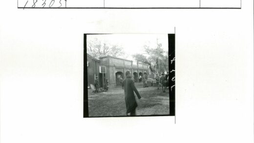 砖砌建筑前穿制服人群与麻袋.jpg