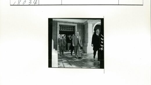 砖砌建筑前西装男士群像.jpg