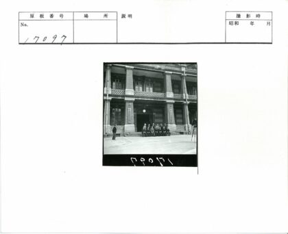 砖砌建筑前西装男子合影.jpg