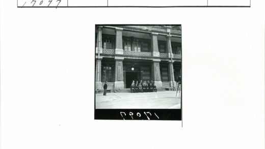 砖砌建筑前西装男子合影.jpg