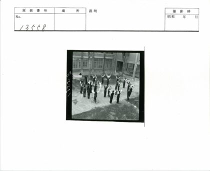 砖砌建筑前集体运动场景.jpg