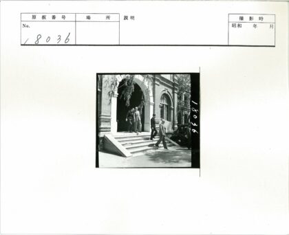 砖砌建筑台阶与汽车.jpg