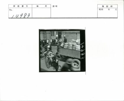 砖砌建筑外人群与卡车.jpg