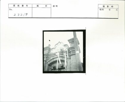 砖砌建筑外立面与花卉装饰.jpg