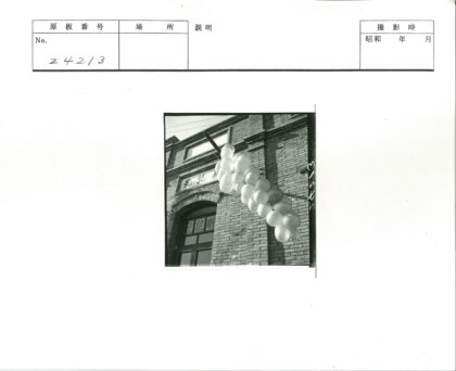 砖砌建筑外系彩色气球.jpg