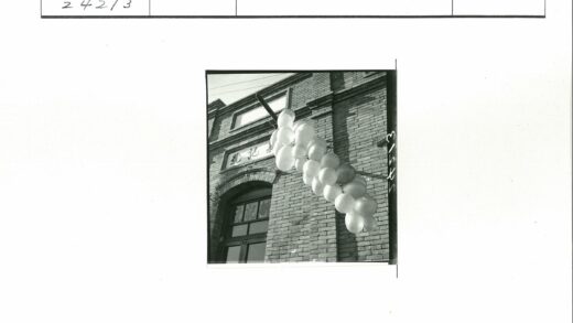 砖砌建筑外系彩色气球.jpg