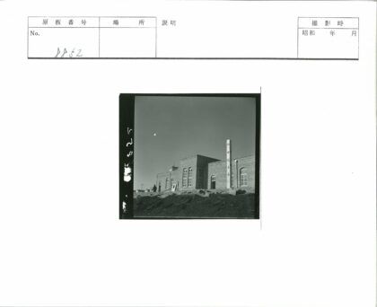 砖砌建筑大窗标志与行人.jpg