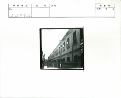 砖砌建筑小巷与电线街景.jpg