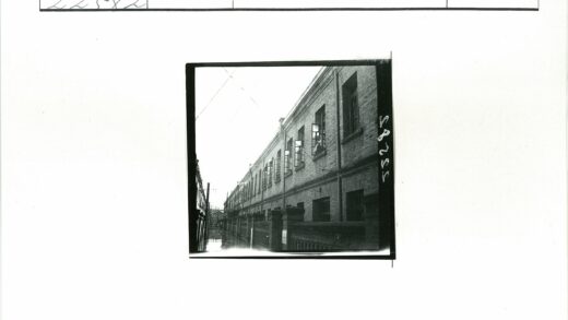 砖砌建筑小巷与电线街景.jpg