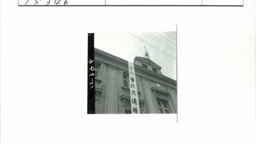 砖砌建筑带旗帜与电线街景.jpg