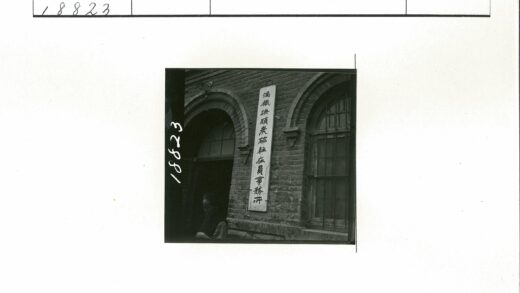 砖砌建筑拱窗旁站立人物.jpg