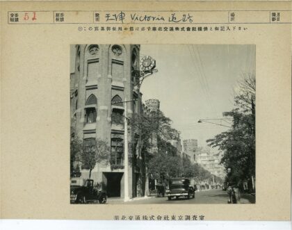 砖砌建筑拱窗时钟街景.jpg