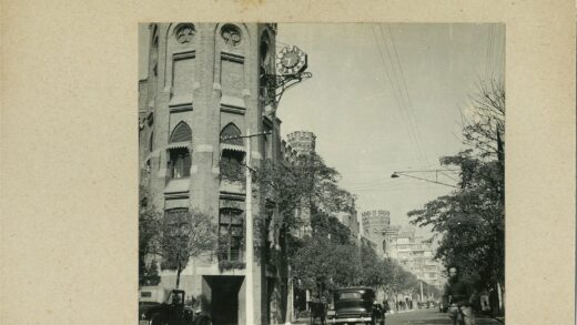 砖砌建筑拱窗时钟街景.jpg