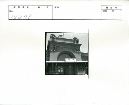 砖砌建筑拱窗标志蓝天.jpg